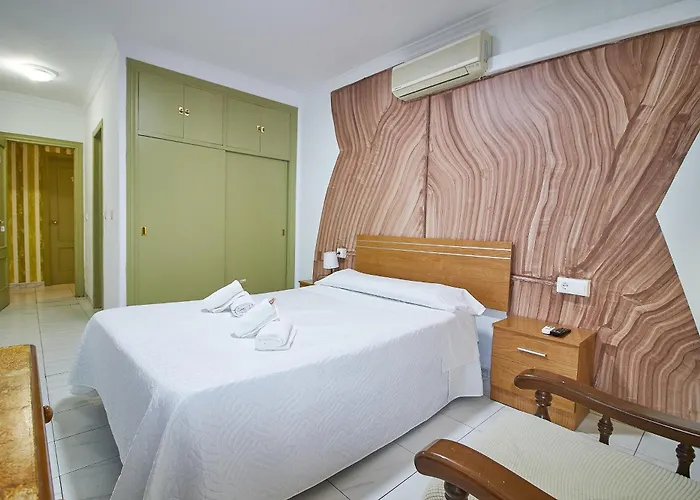 圣女德洛斯雷耶斯酒店 2*