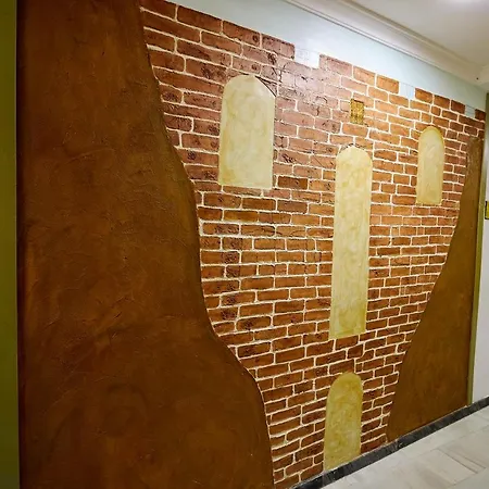 Готель Virgen De Reyes 2*